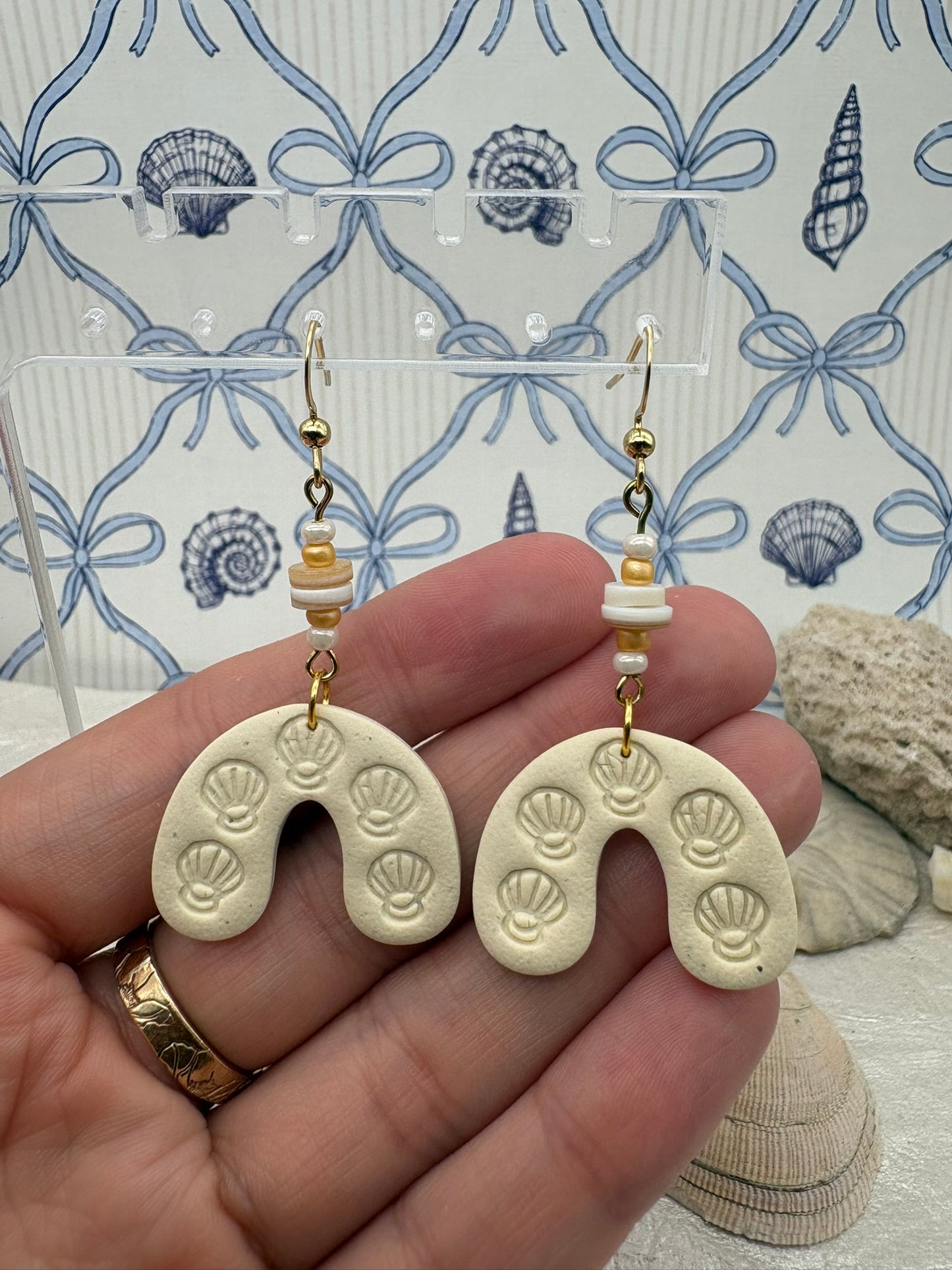 Sandy Clamshell Arch Earrings